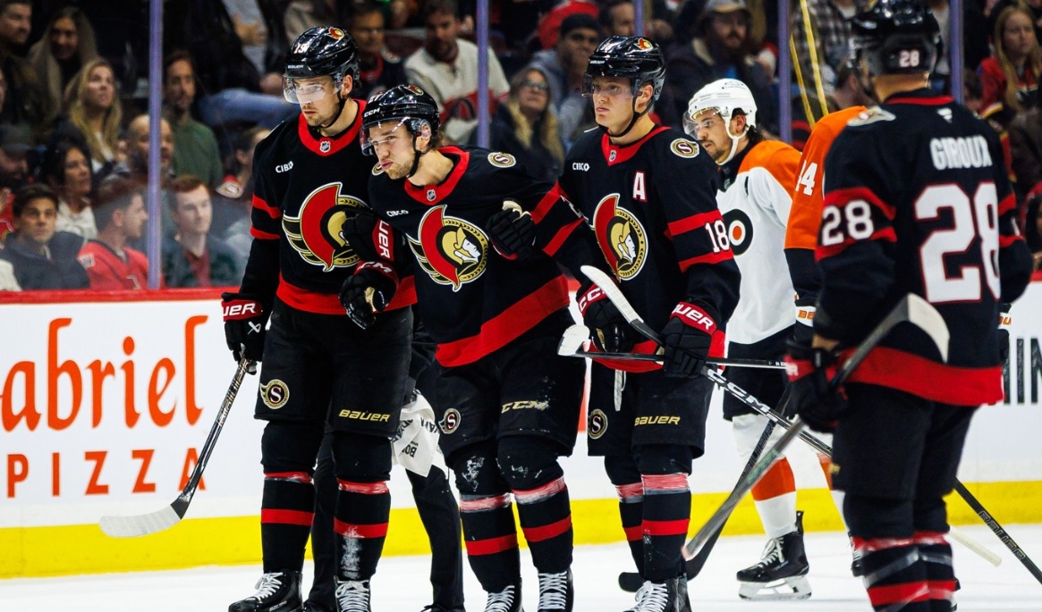 Ottawas William Eklund skadade foten i matchen mot Philadelphia under natten mot fredagen, svensk tid. Foto: Keito Newman/AP/TT