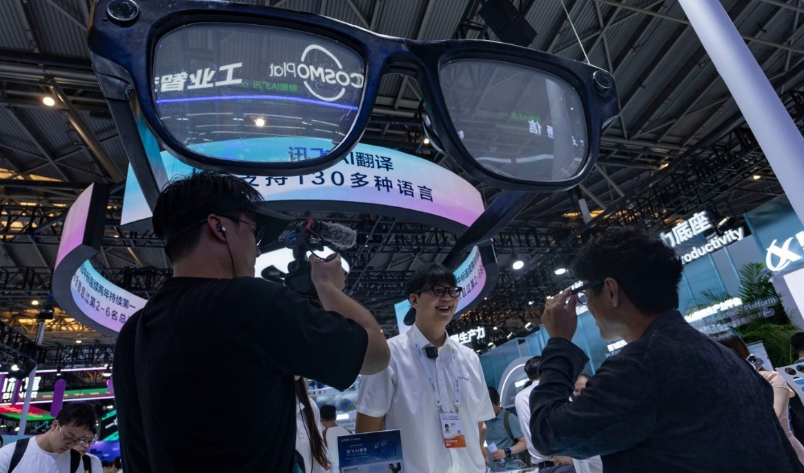 Besökare provar ”smarta glasögon” på en AI-mässa i Shanghai i somras. Arkivbild. Foto: Ng Han Guan/AP/TT