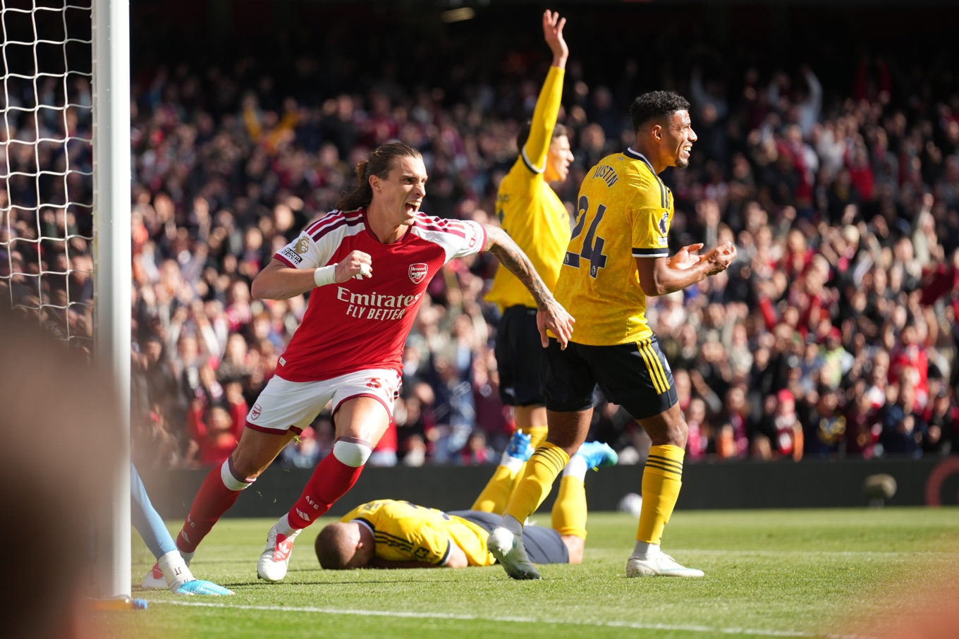 Riccardo Calafiori jublar efter att ha gjort 1–1 för Arsenal mot Leeds. Arsenal vände och vann med 2–1. Foto: Alastair Grant /AP/TT