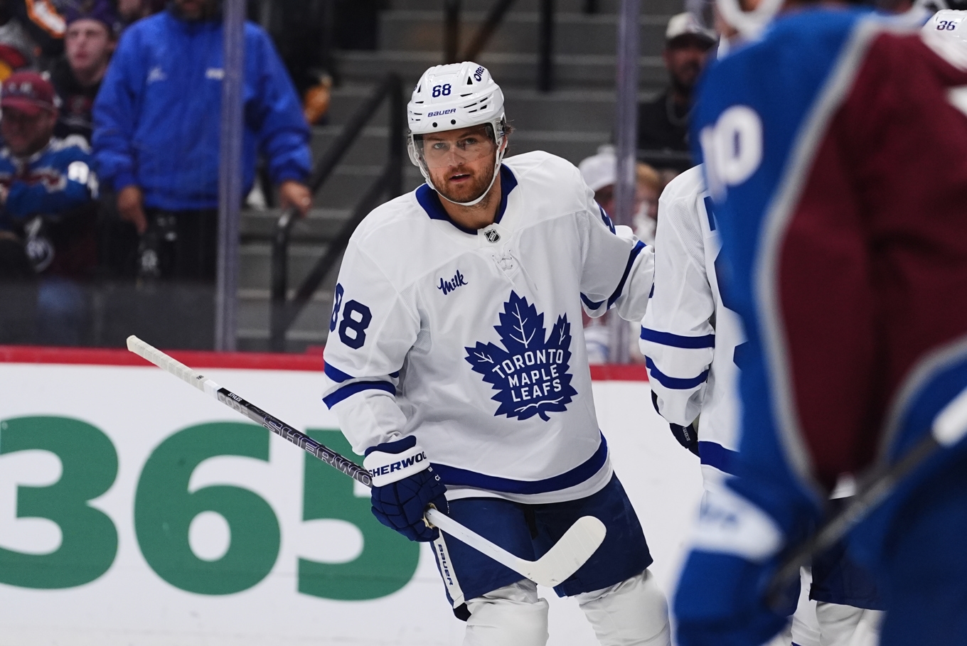 Torontos William Nylander gratuleras efter ett av sina mål. Foto: David Zalubowski/AP/TT