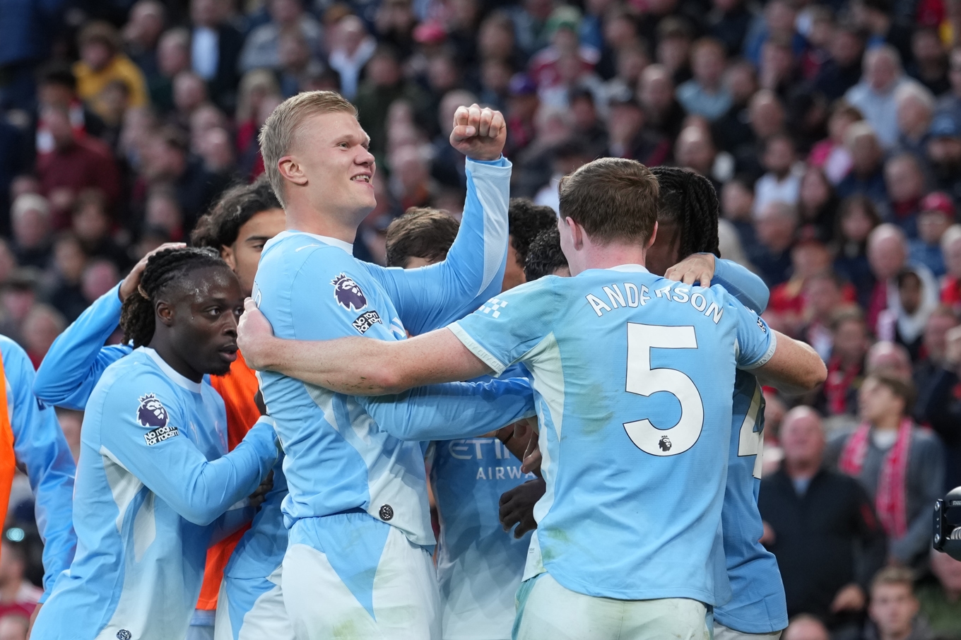Norske stjärnan Erling Braut Haaland jublar med lagkamraterna efter att ha gjort 1–0 för Manchester City borta mot Liverpool. Foto: Jon Super/AP/TT