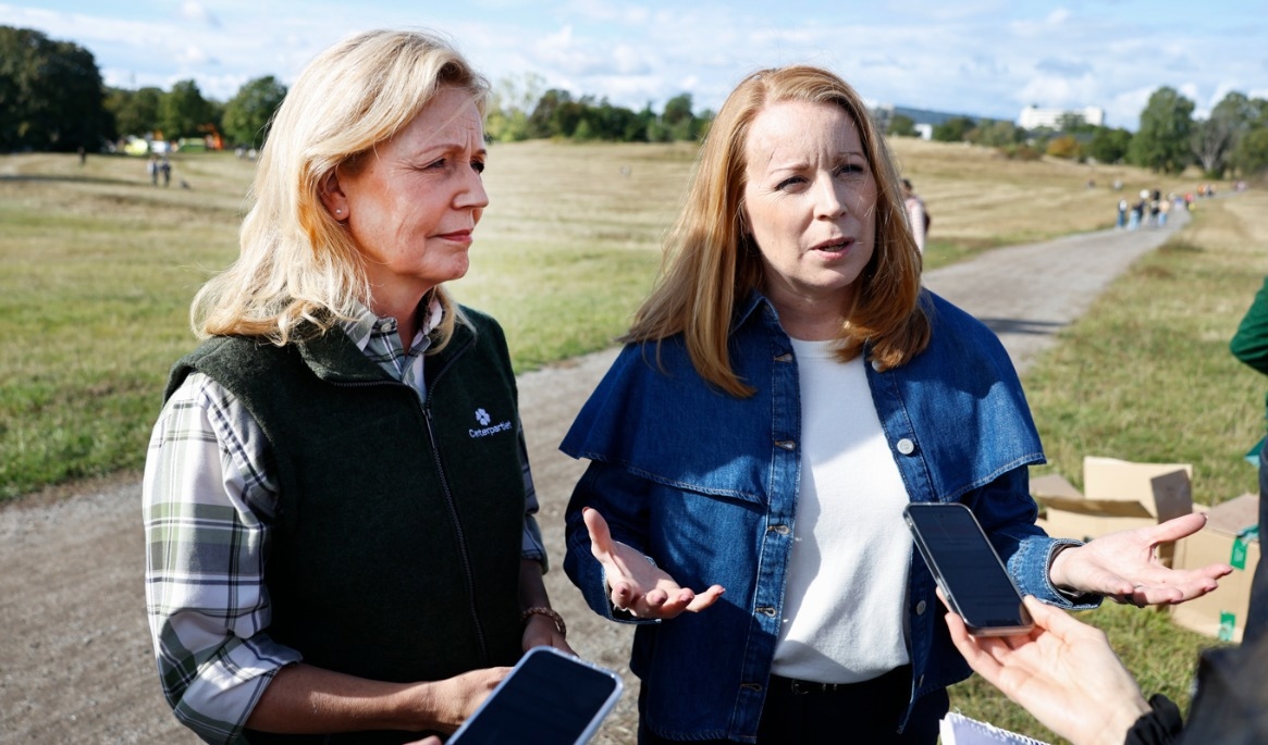 Centerpartiets partiledare Elisabeth Thand Ringqvist tillsammans med Annie Lööf. Foto: Stefan Jerrevång/TT