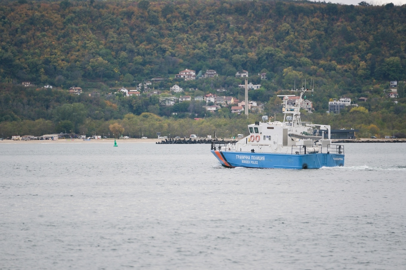 En polisbåt, med sjömän från det attackerade fartyget Chelsea 3 ombord, på väg mot hamnen i staden Varda, Bulgarien. Foto: AP/TT
