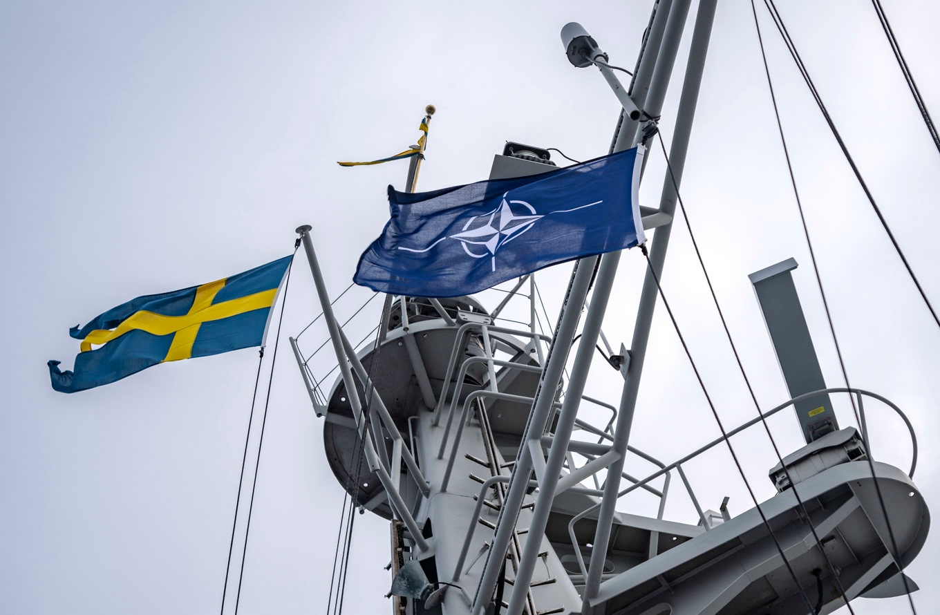 Natos flagga hissad på fartyget HMS Carlskrona. Arkivbild. Foto: Johan Nilsson/TT