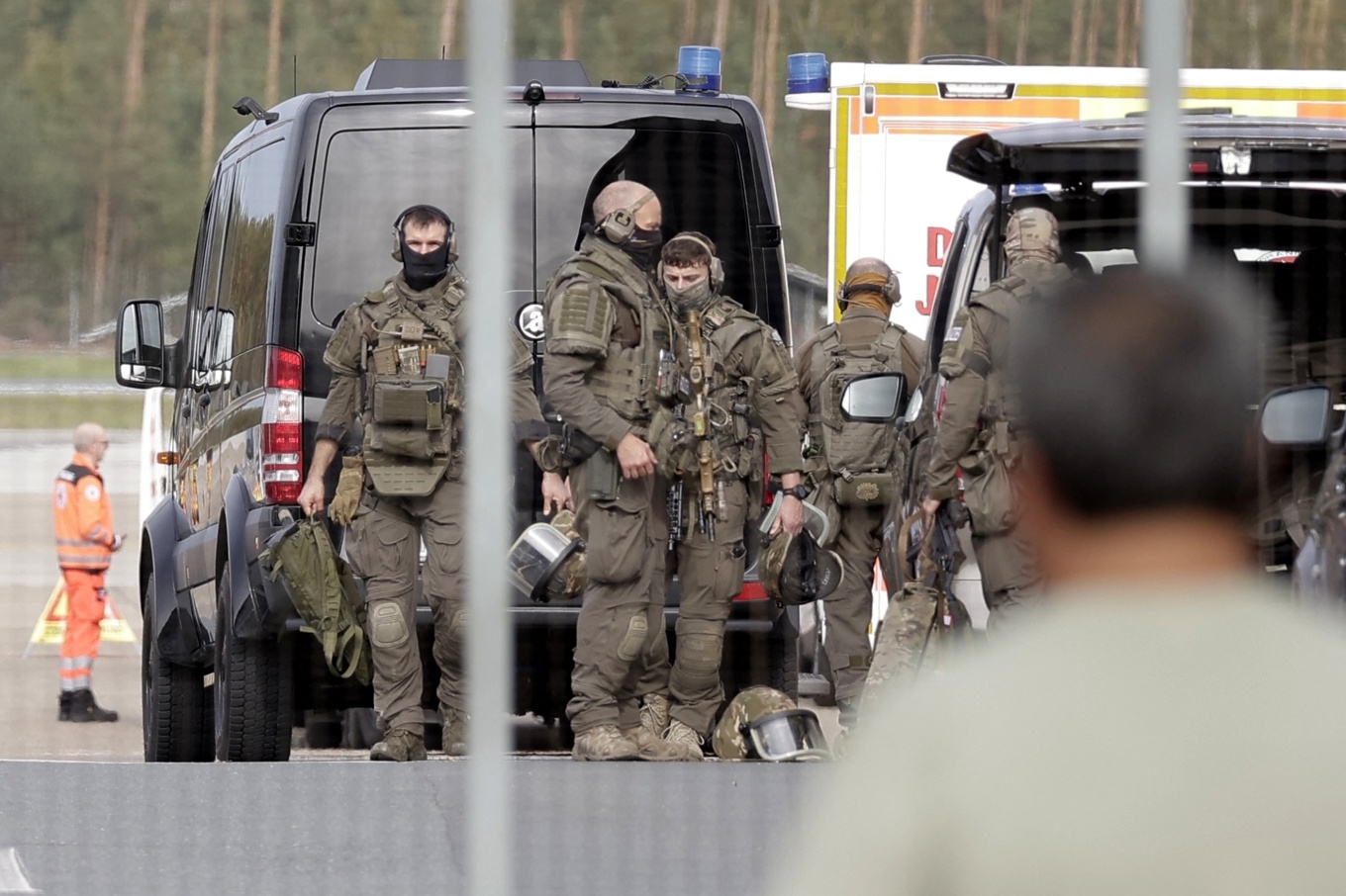 Tysk polis väntar in flygplanet som larmat om kapning. Foto: Tizian Gerbing/AP/TT