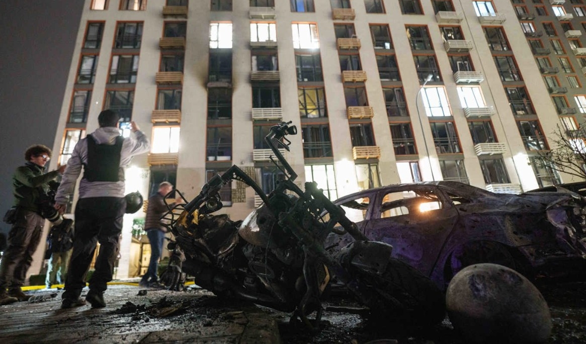 En utbränd bil och en förstörd motorcykel i Kiev efter en rysk attack under sen måndag. Foto: Evgeniy Maloletka/AP/TT