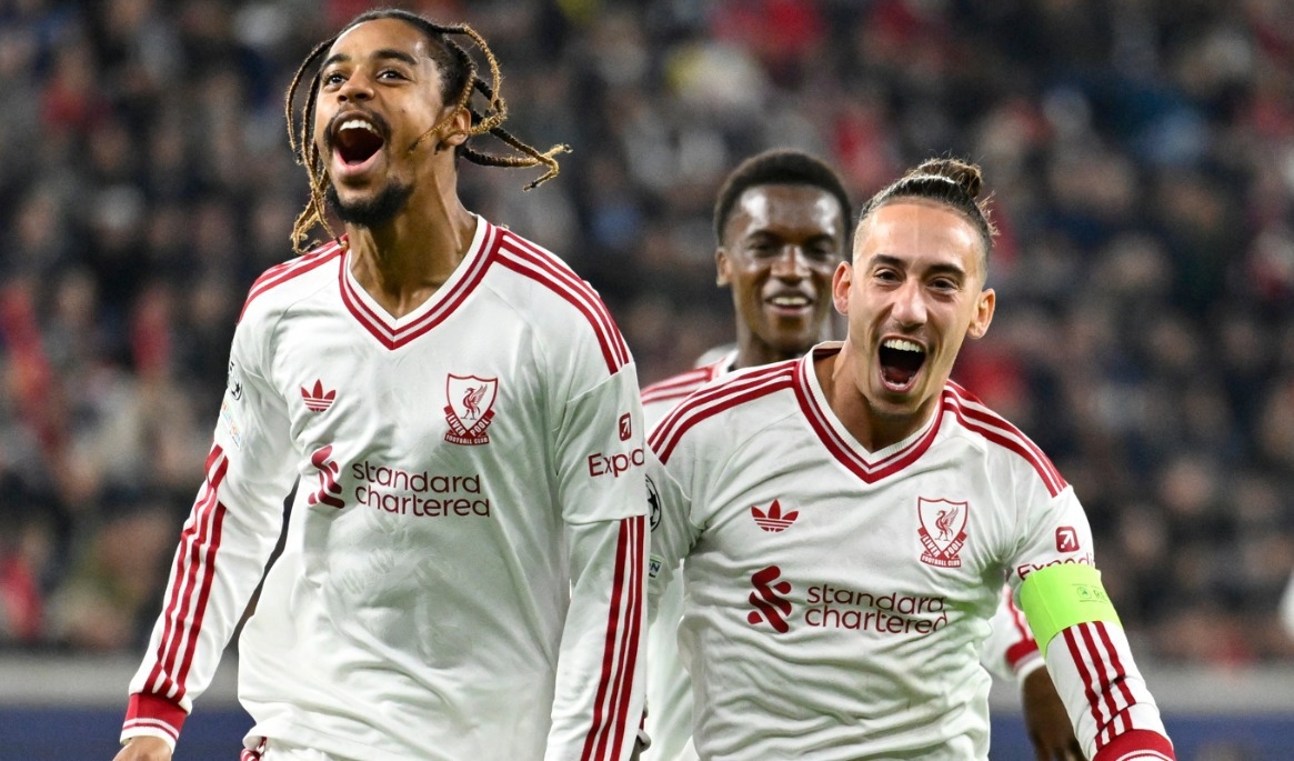 Liverpools Bradley Barcola (till vänster) jublar efter ett av sina tre mål borta mot Lask Linz i Champions League. Foto: Denes Erdos/AP/TT