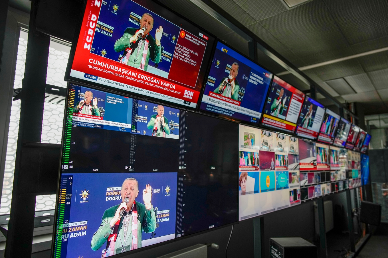 Tv-skärmar hos kanalen Halk TV. Arkivbild. Foto: Emrah Gurel/AP/TT