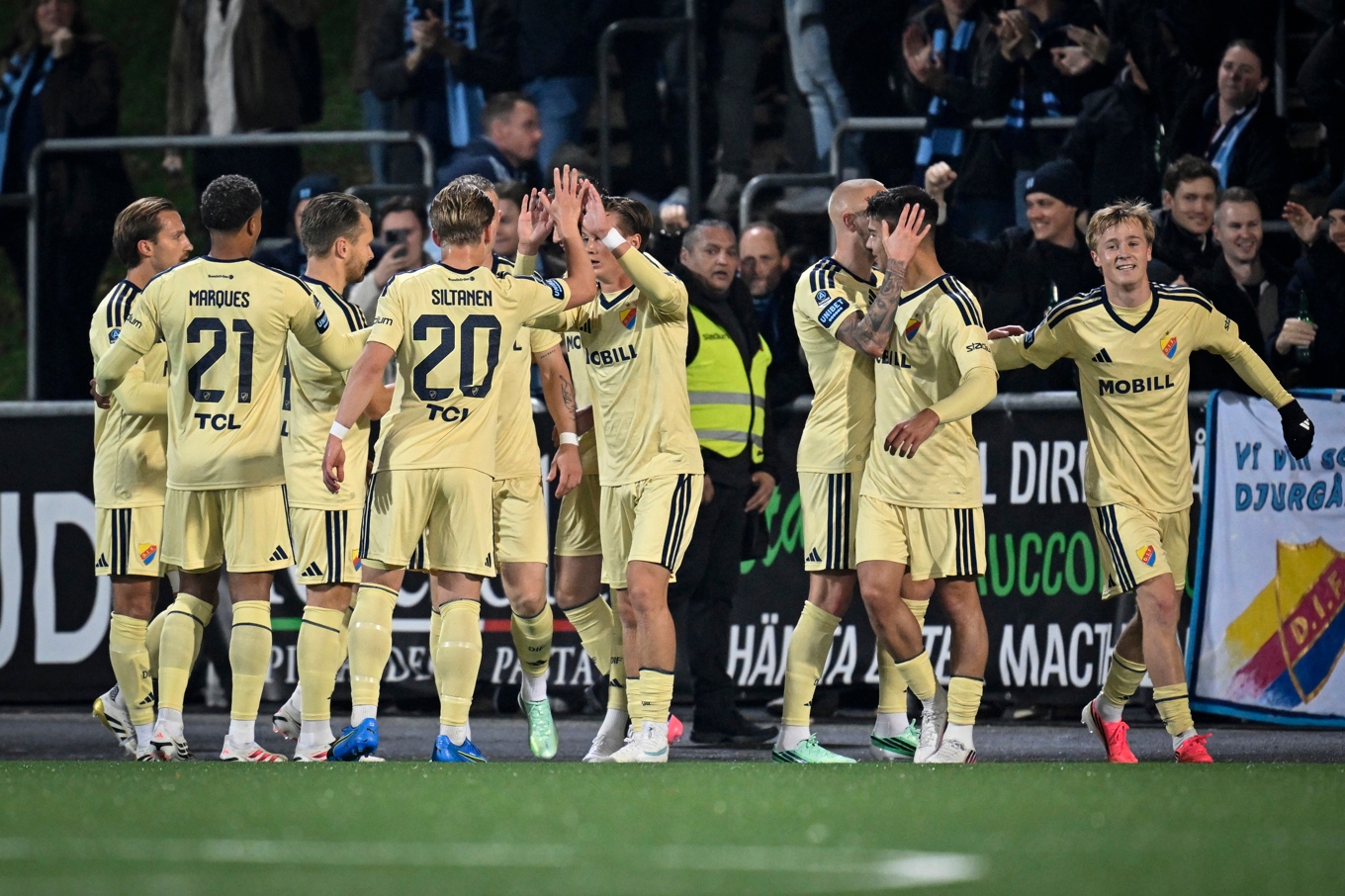 Jubel i Djurgården efter 1–0-målet borta mot Brommapojkarna. Djurgården vann med 2–0. Foto: Pontus Lundahl/TT