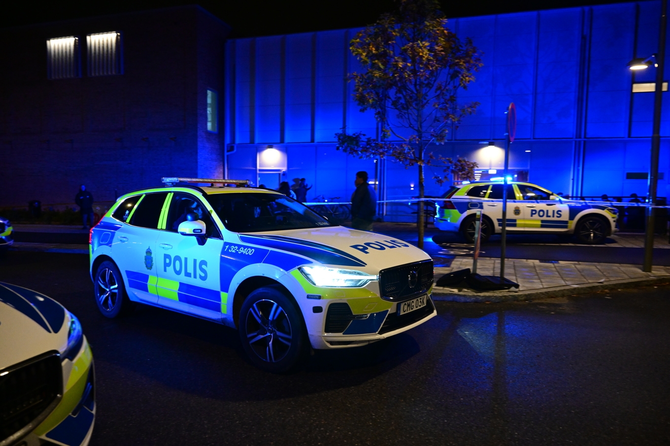 Polis på plats i södra Stockholm efter att en person har skjutits. Foto: Jonas Ekströmer/TT