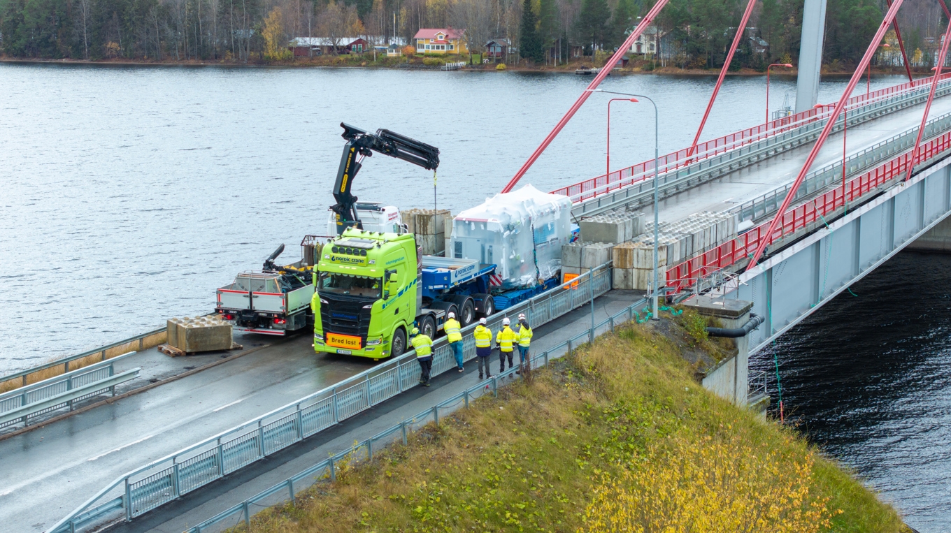 Den 100 ton tunga lastbilen med en 60 ton tung transformator har stoppat trafiken på Strömsundsbron sedan den 30 september. På torsdagenkunde lastbilen till slut rulla av den skadade bron. Foto: Sten Strömgren/TT