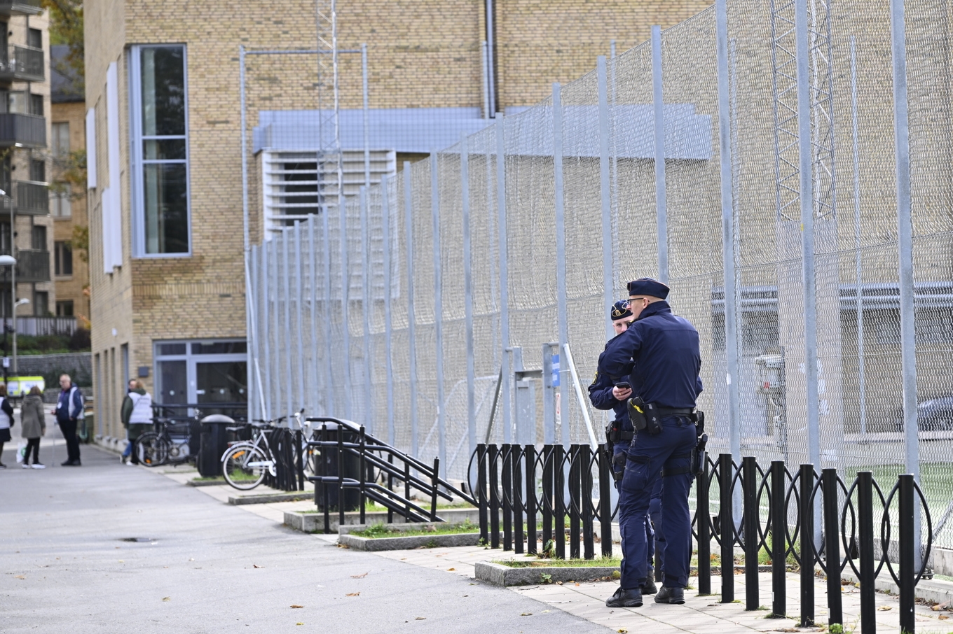 Polis utanför Kämpetorpshallen i Älvsjö i södra Stockholm dagen efter att en kvinna i 25-årsåldern skjutits. Hon avled senare av sina skador. Foto: Anders Wiklund/TT