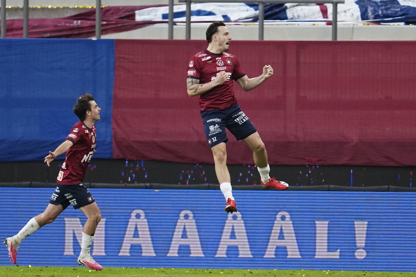 Jubel i Örgryte, som vann derbyt mot Gais med 4–2. Foto: Björn Larsson Rosvall/TT