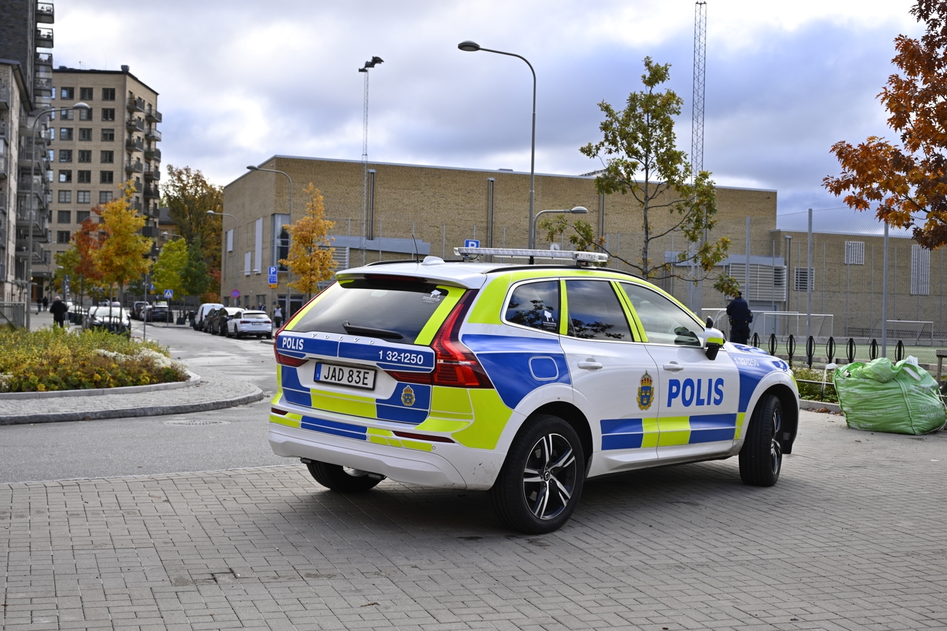 En polisbil utanför idrottsanläggningen i Älvsjö i södra Stockholm, dagen efter skjutningen. Foto: Anders Wiklund/TT