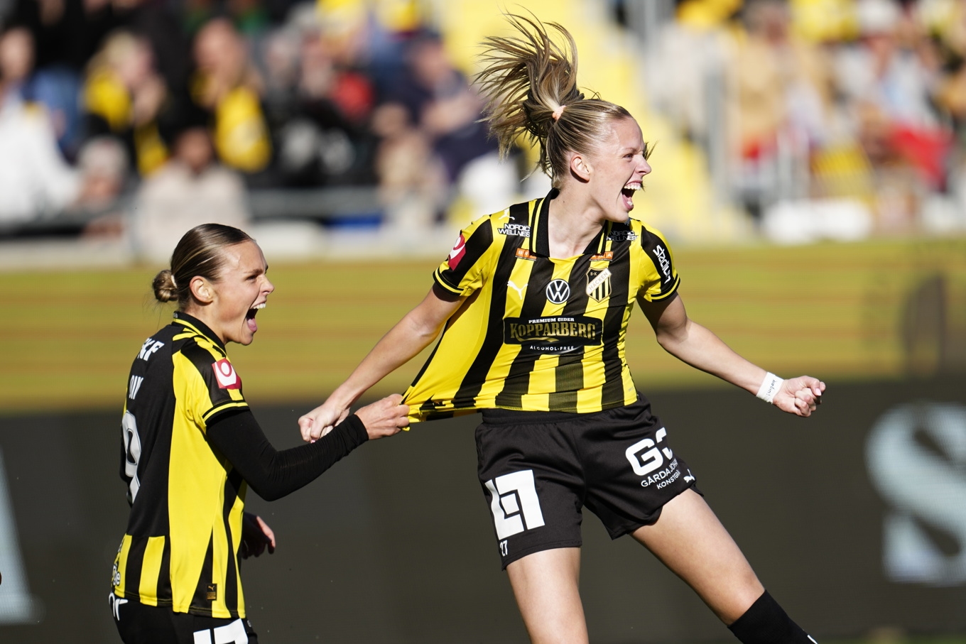 Jubel i Häcken sedan Thelma Palmadottir (höger) gjort 1–0 mot Hammarby. Häcken leder seriefinalen med 2–0. Foto: Björn Larsson Rosvall/TT