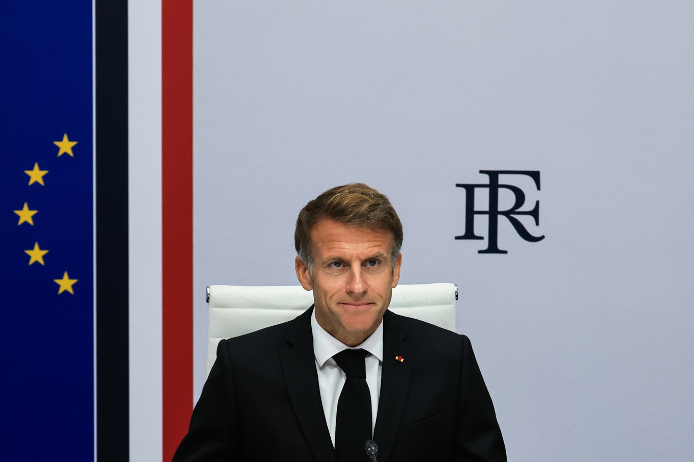 Frankrikes president Emmanuel Macron i krismöte dagen efter de landsomfattande demonstrationerna. Foto: Ludovic Marin/AP/TT