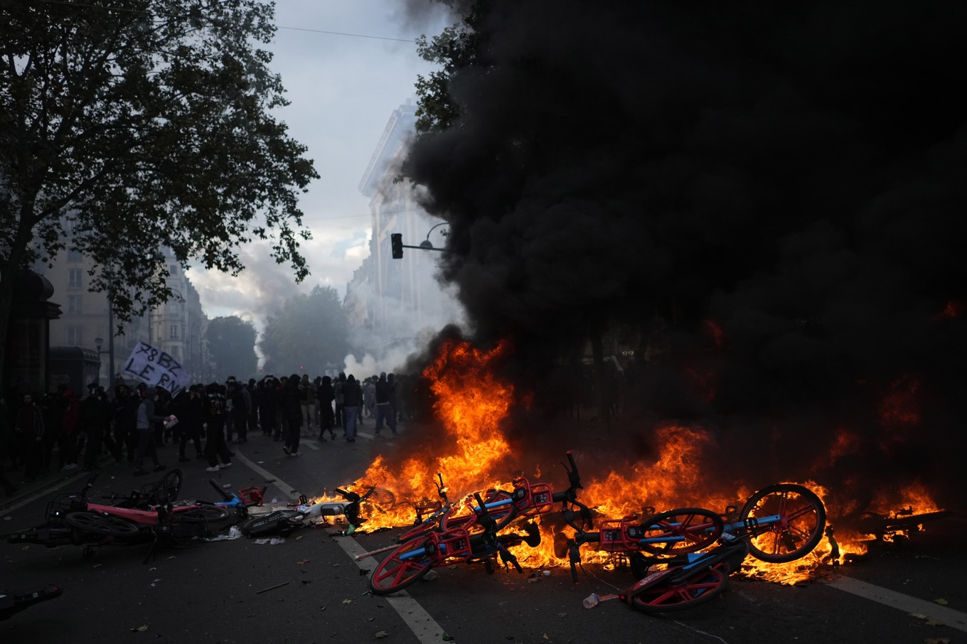 Förstörelse i Paris i samband med lördagens protester. Foto: Thibault Camus/AP/TT