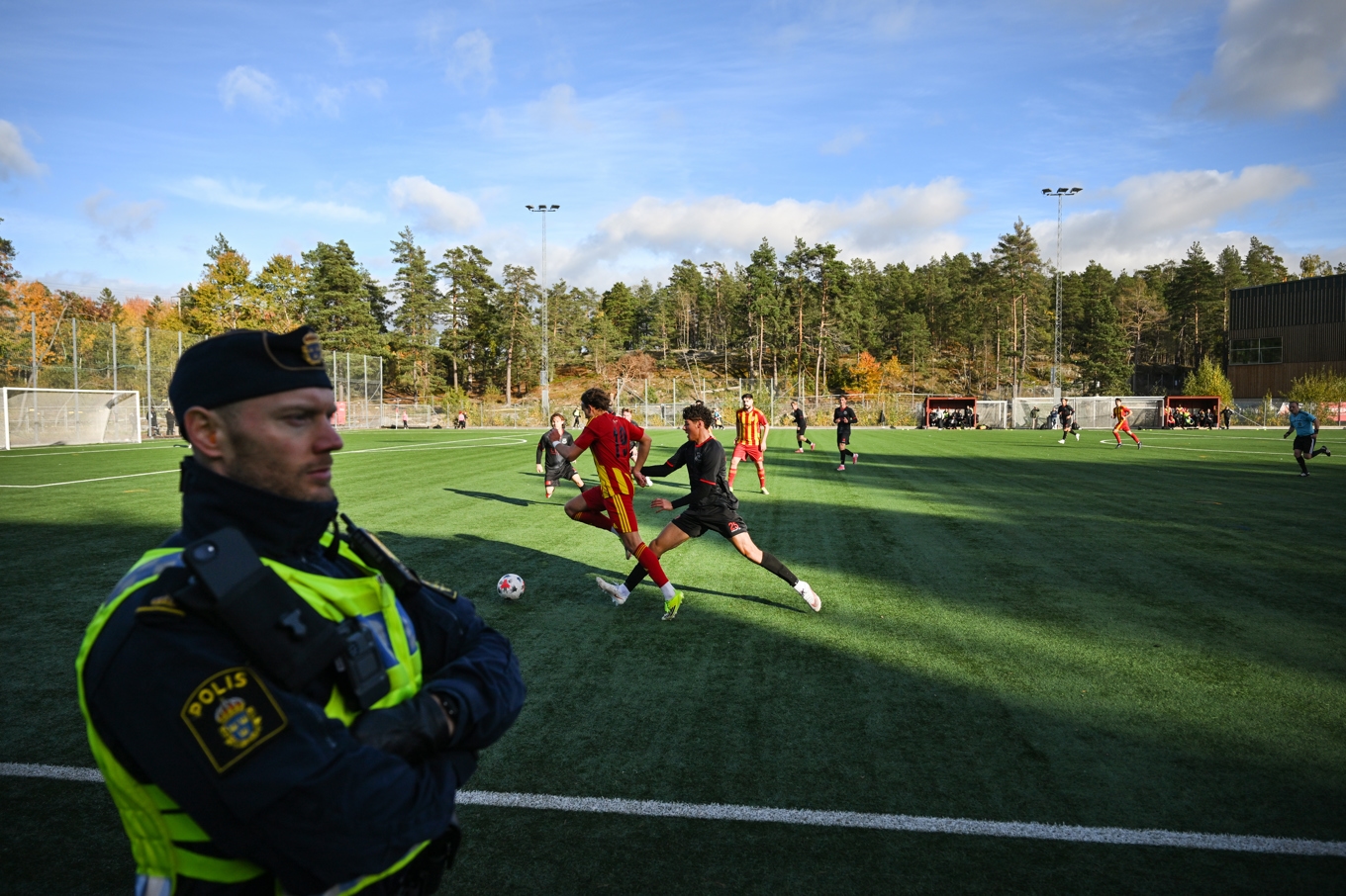 Polis och personal från fotbollsförbundet fanns på plats på Myrsjö IP i Nacka under söndagens fotbollsmatch. Foto: Jonathan Näckstrand/TT