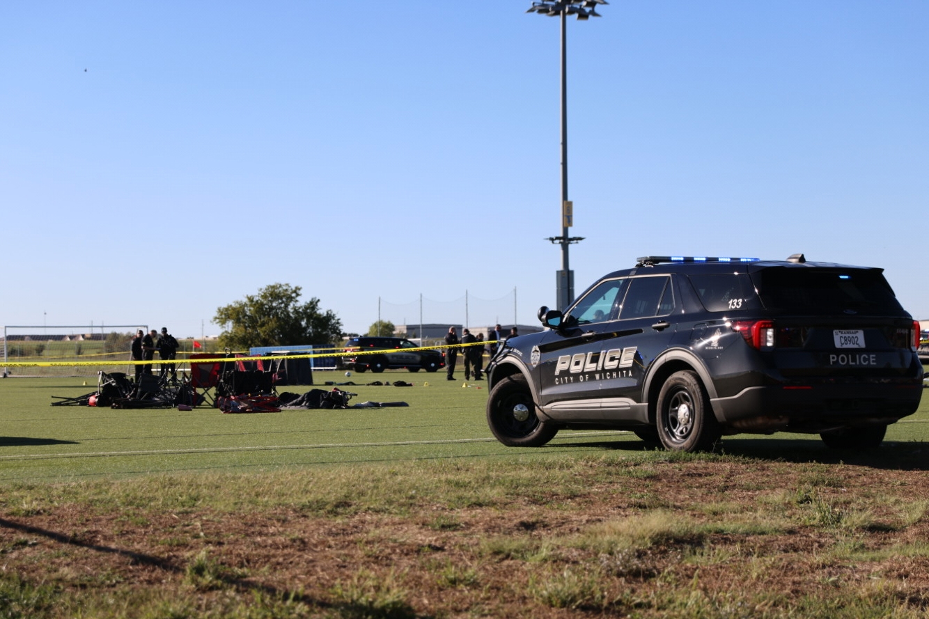 Polisavspärrningar vid fotbollsplanen i Wichita i amerikanska Kansas. Foto: Wyatt Glosson/KAKE via AP/TT
