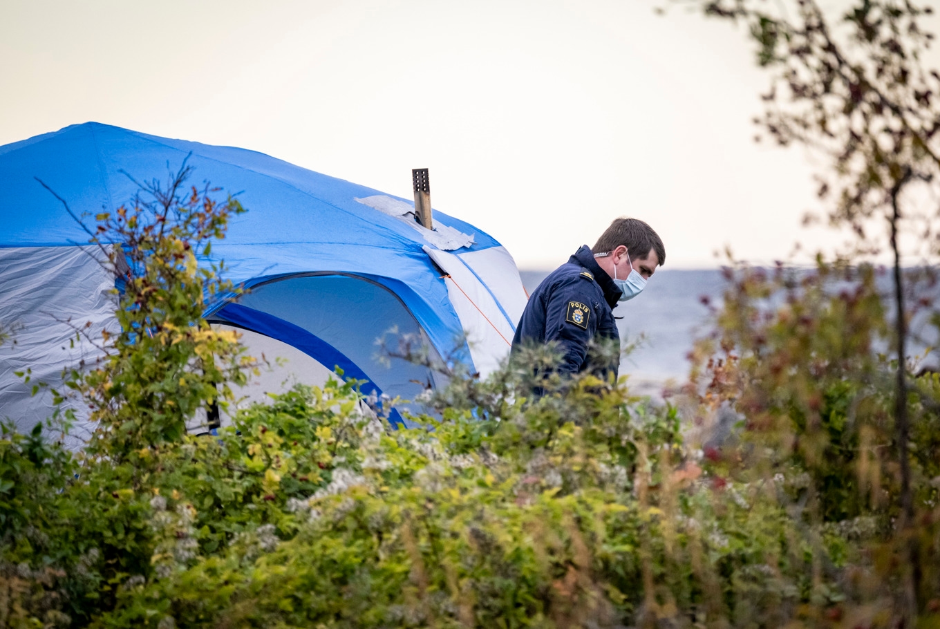 Polis och kriminaltekniker på plats på Ön på Limhamn på lördagsmorgonen. Foto: Johan Nilsson/TT