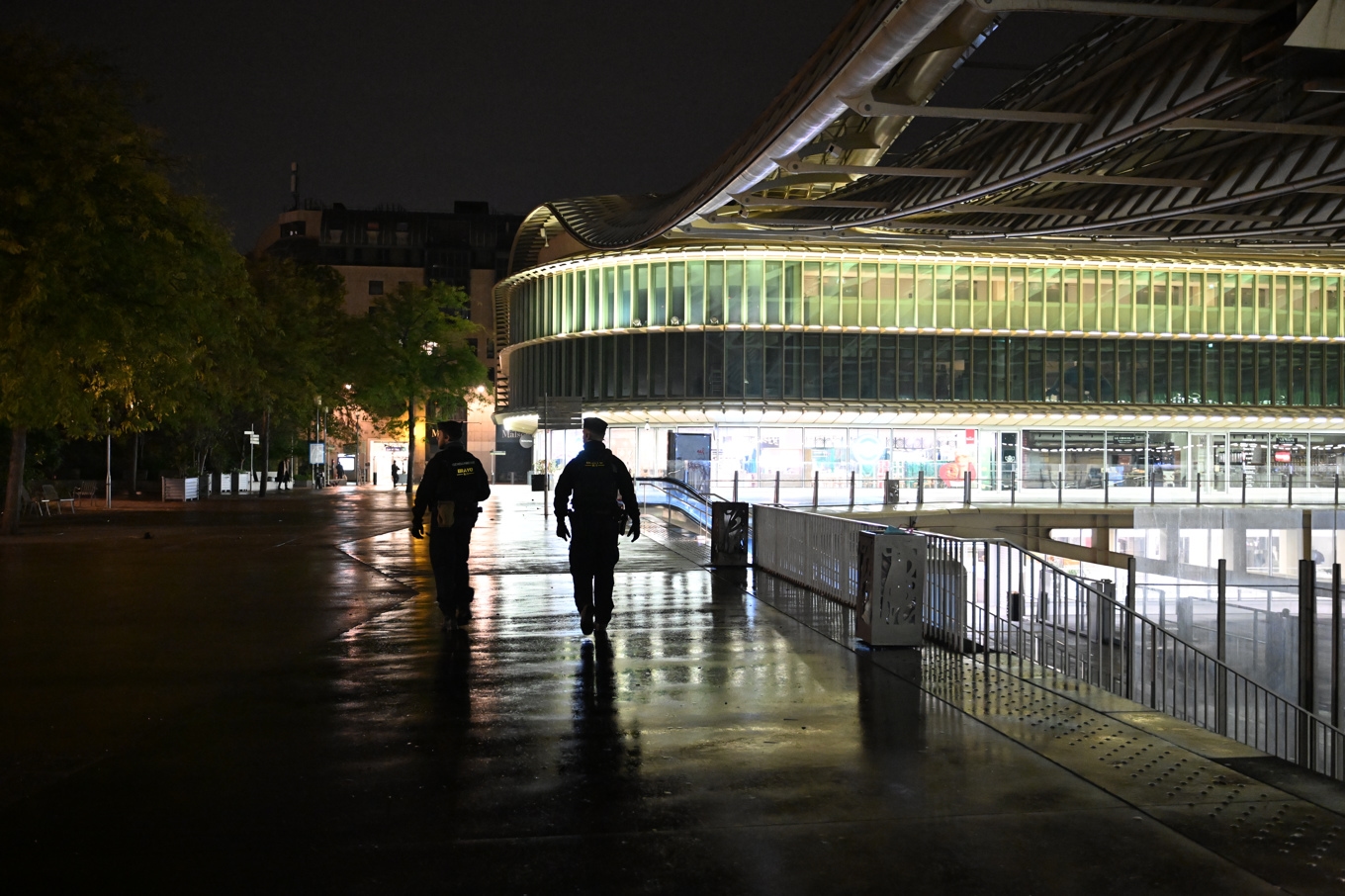 Patrullerande poliser vid Les Halles i centrala Paris under natten till tisdag. Foto: Emma Da Silva/AP/TT