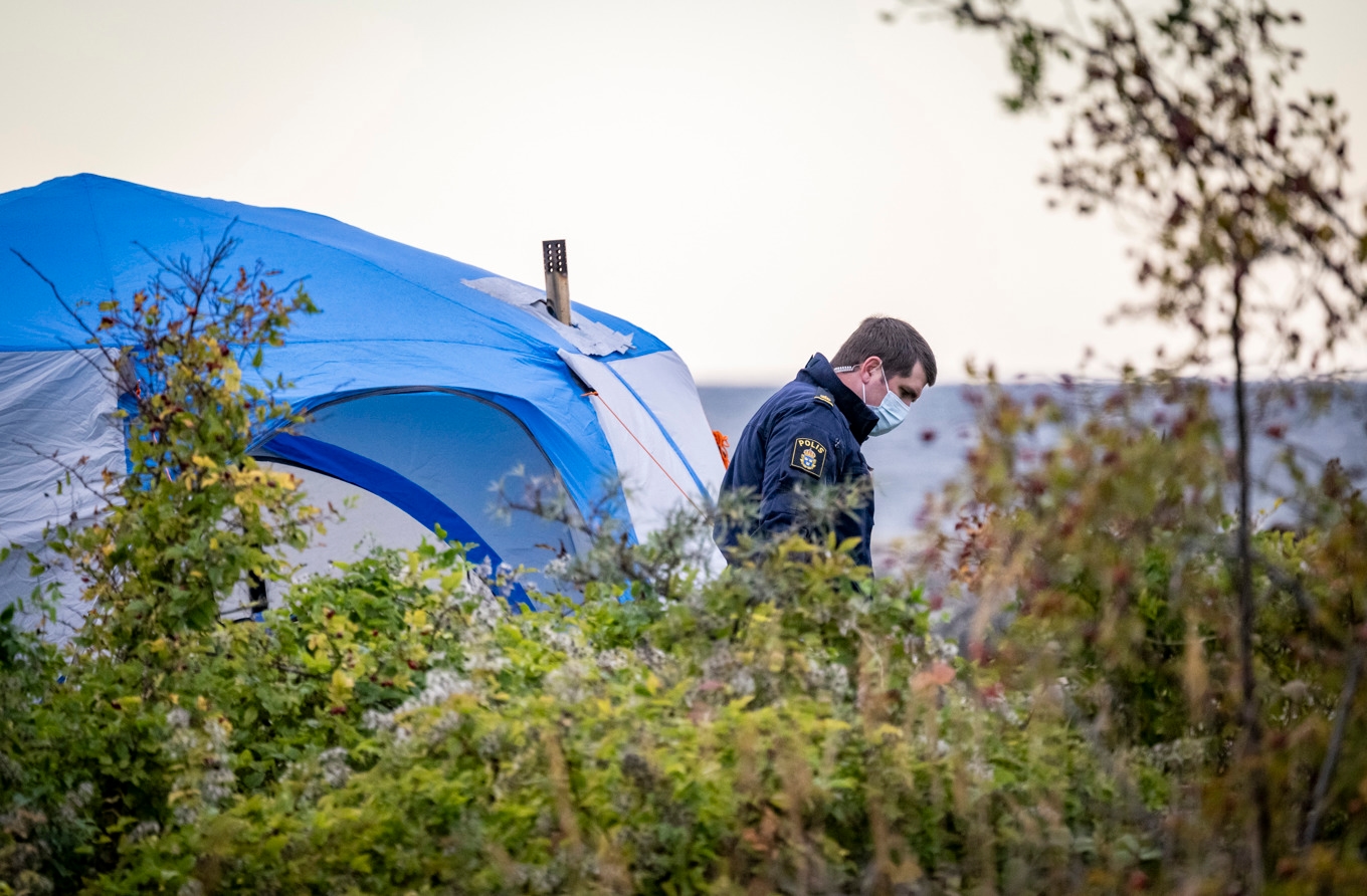 Avspärrningar kring tältet där männen greps i lördags. Foto: Johan Nilsson / TT