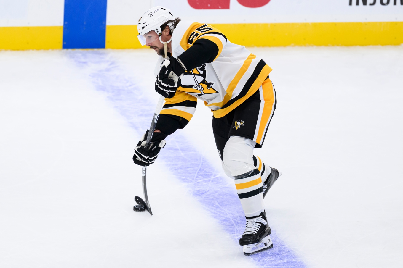 Pittsburghs Erik Karlsson siktar vid blålinjen. Foto: Tyler Tate/AP/TT