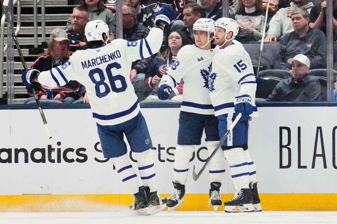 Torontos William Nylander, i mitten, firar sitt mål med lagkamraterna. Foto: Sue Ogrocki/AP/TT