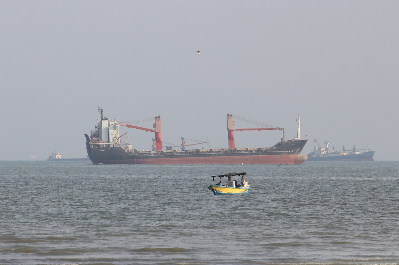 Fraktfartyg ligger för ankar vid Bandar Abbas i Iran. Bild från tidigare i oktober. Foto: Razieh Poudat/Isna via AP/TT