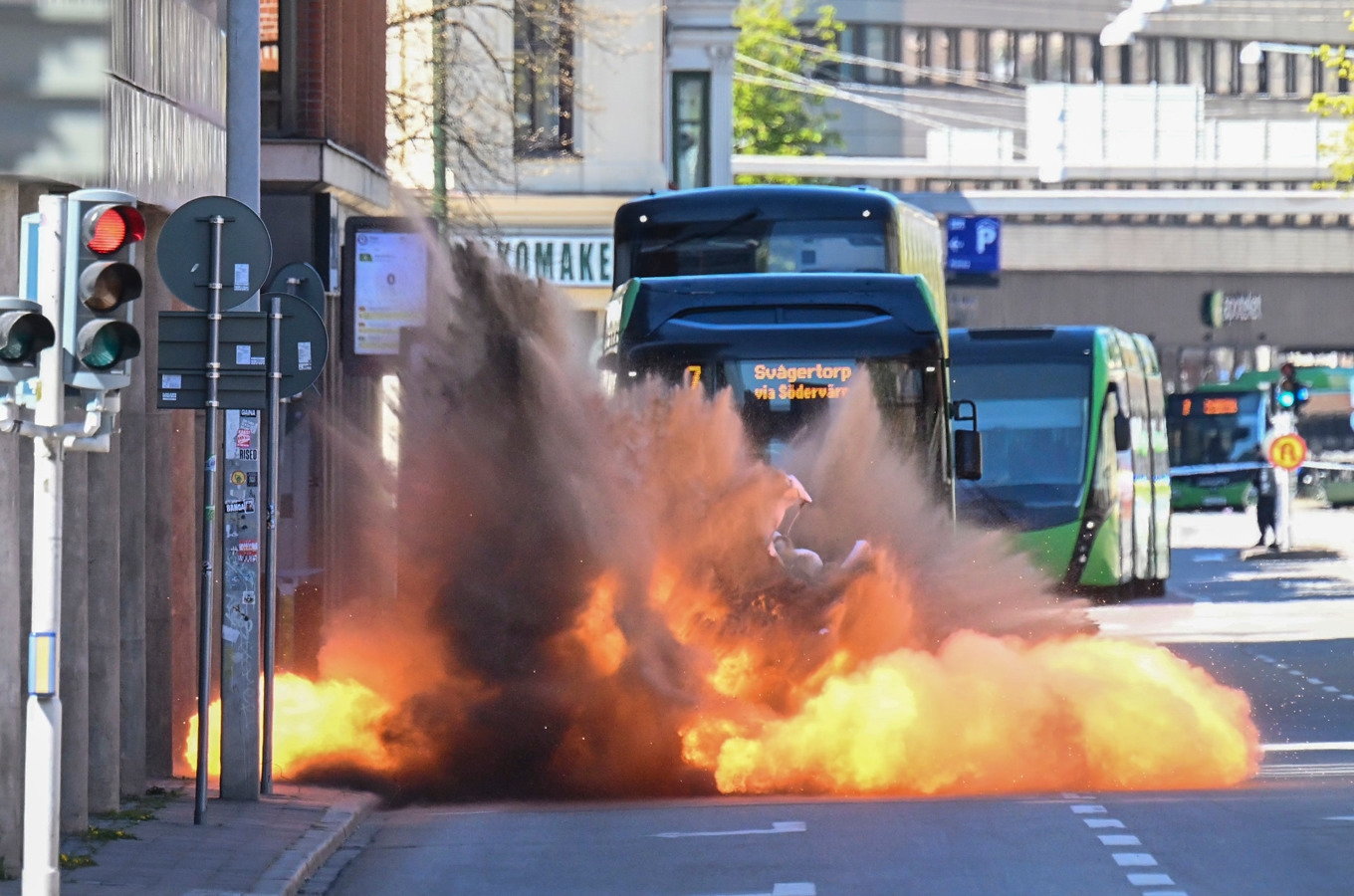 Bombtekniker genomför en kontrollerad sprängning av handgranaten som hittades i Malmö den 1 maj. Arkivbild. Foto: Johan Nilsson/TT