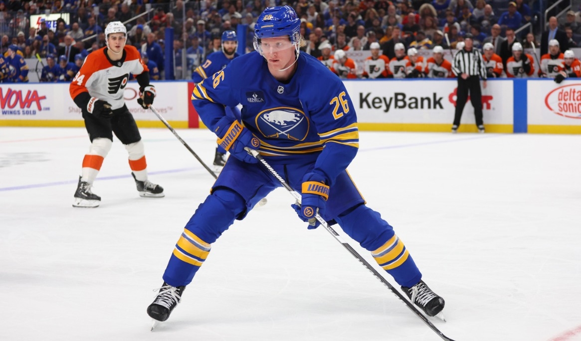 Buffalos Rasmus Dahlin (26) tillbaka på isen i nattens NHL. Foto: Jeffrey T. Barnes/AP/TT