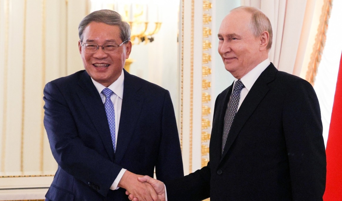 Rysslands president Vladimir Putin (höger) och Kinas premiärminister Li Qiang under sitt möte. Foto: Gavriil Grigorov/AP/TT