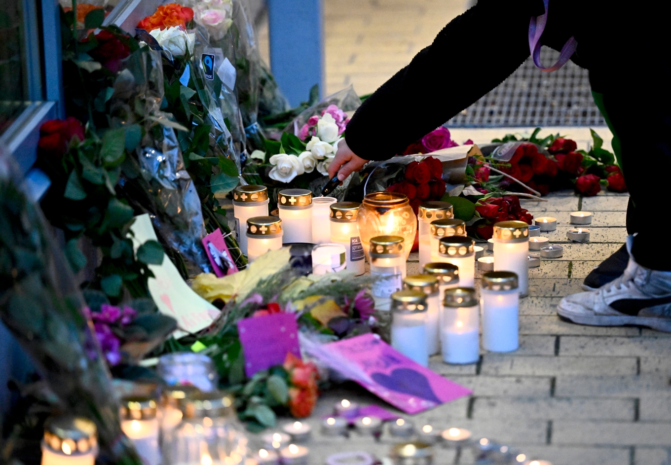 Minnesplats vid idrottshallen i Solberga, Älvsjö i södra Stockholm där en kvinna sköts till döds i fredags. Foto: Fredrik Sandberg/TT