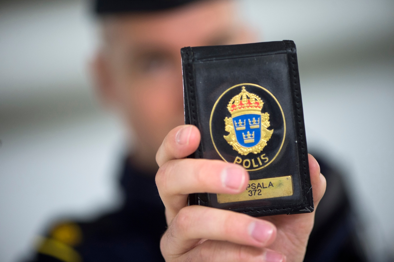 Bedragarna, som åtalas vid Värmlands tingsrätt på fredagen, ska bland annat ha använt falska polislegitimationer för att lura sin offer. Arkivbild. Foto: Fredrik Sandberg/TT