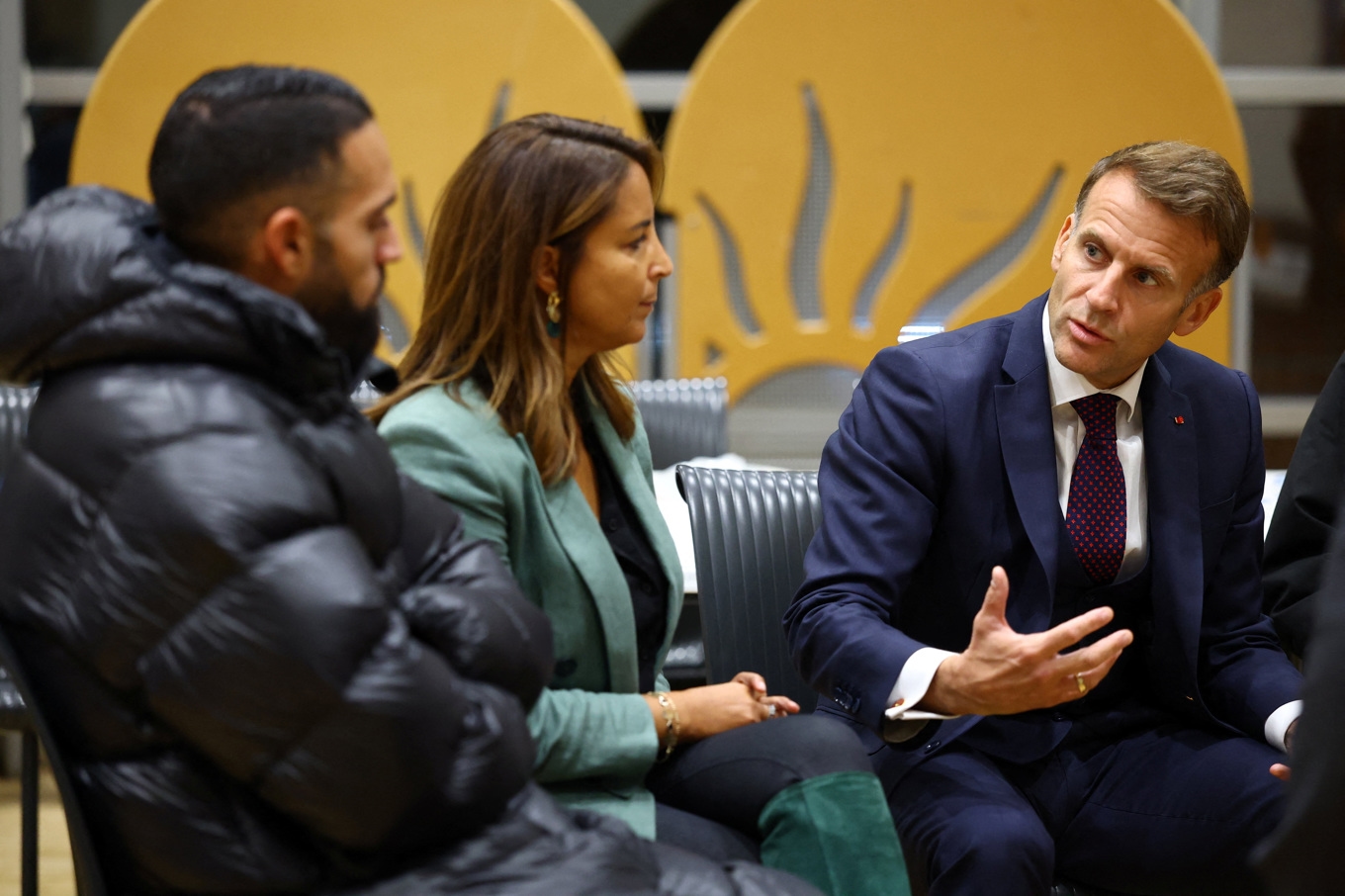 Frankrikes president Emmanuel Macron talade med boende i staden efter attacken. Foto: Hannah McKay/AP/TT
