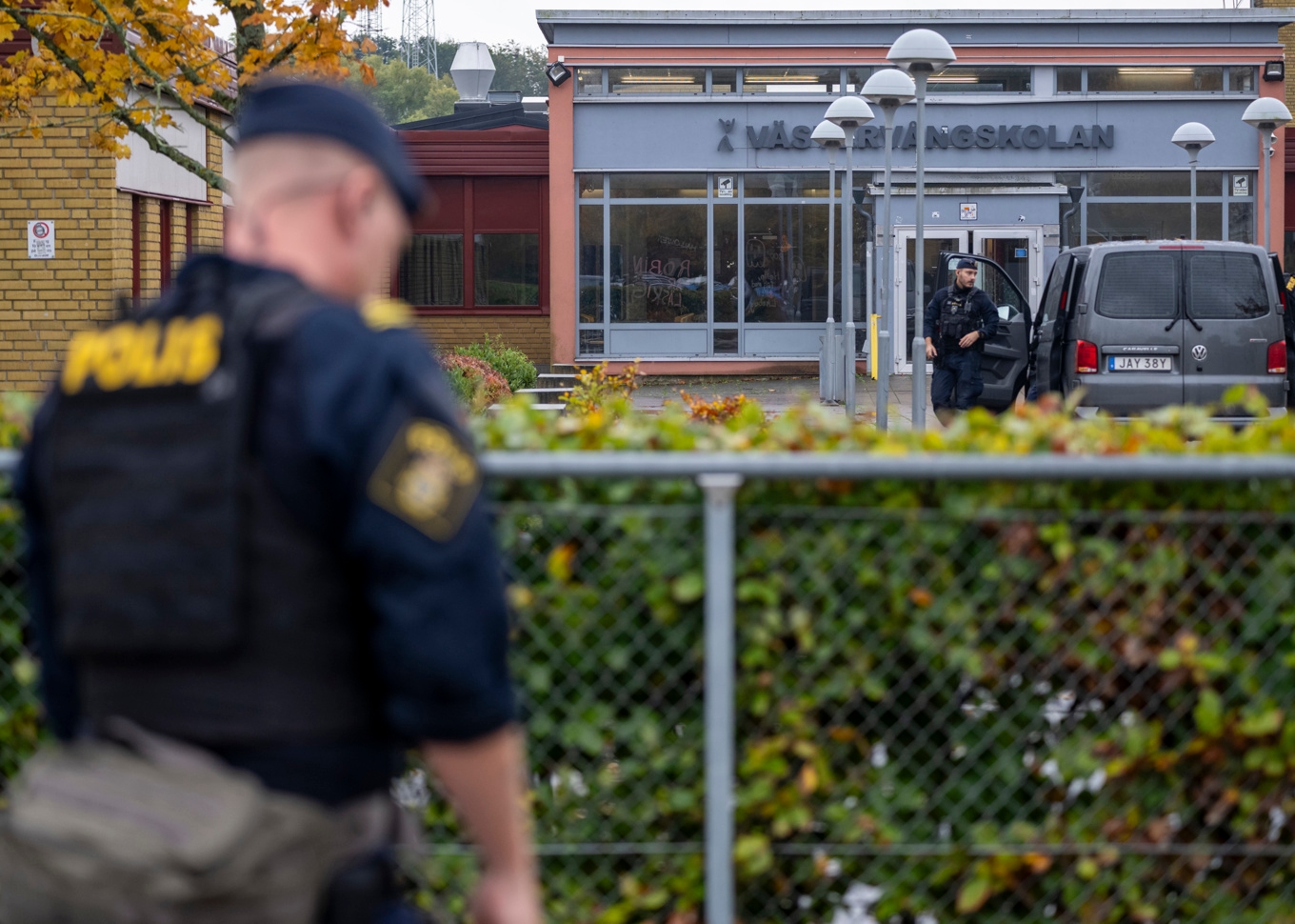 Polis och insatsstyrkan var på plats på Västervångskolan i Landskrona på torsdagsförmiddagen efter larm om en knivbeväpnad person. Foto: Johan Nilsson/TT
