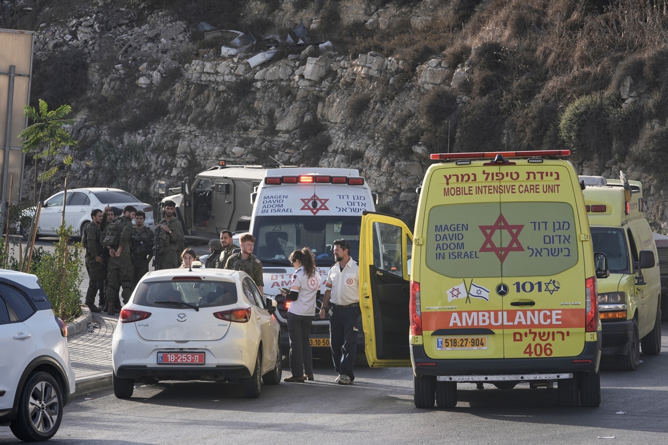 Israeliska soldater och sjukvårdspersonal på plats efter en incident nära Hebron tidigt på fredagen. Foto: Mahmoud Illean/AP/TT