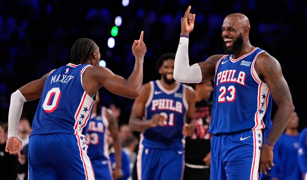 LeBron James (23) och Tyrese Maxey (0) firar. Foto: Matt Slocum /AP/TT