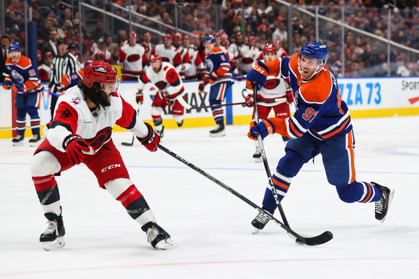 Connor McDavid, till höger, har tagit över ett rekord från Wayne Gretzky. Foto: Codie McLachlan /AP/TT