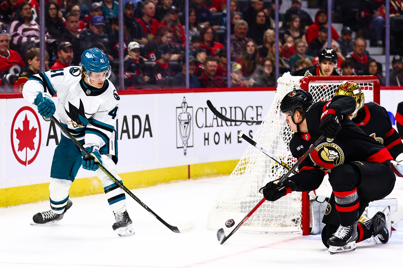 Ivar Stenberg (vänster) under matchen mot Ottawa. Foto: Keito Newman/AP/TT