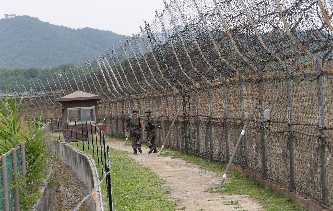 Sydkoreanska soldater patrullerar i den demilitariserade zonen i Goseong i Sydkorea. Arkivbild. Foto: Ahn Young-joon/AP/TT