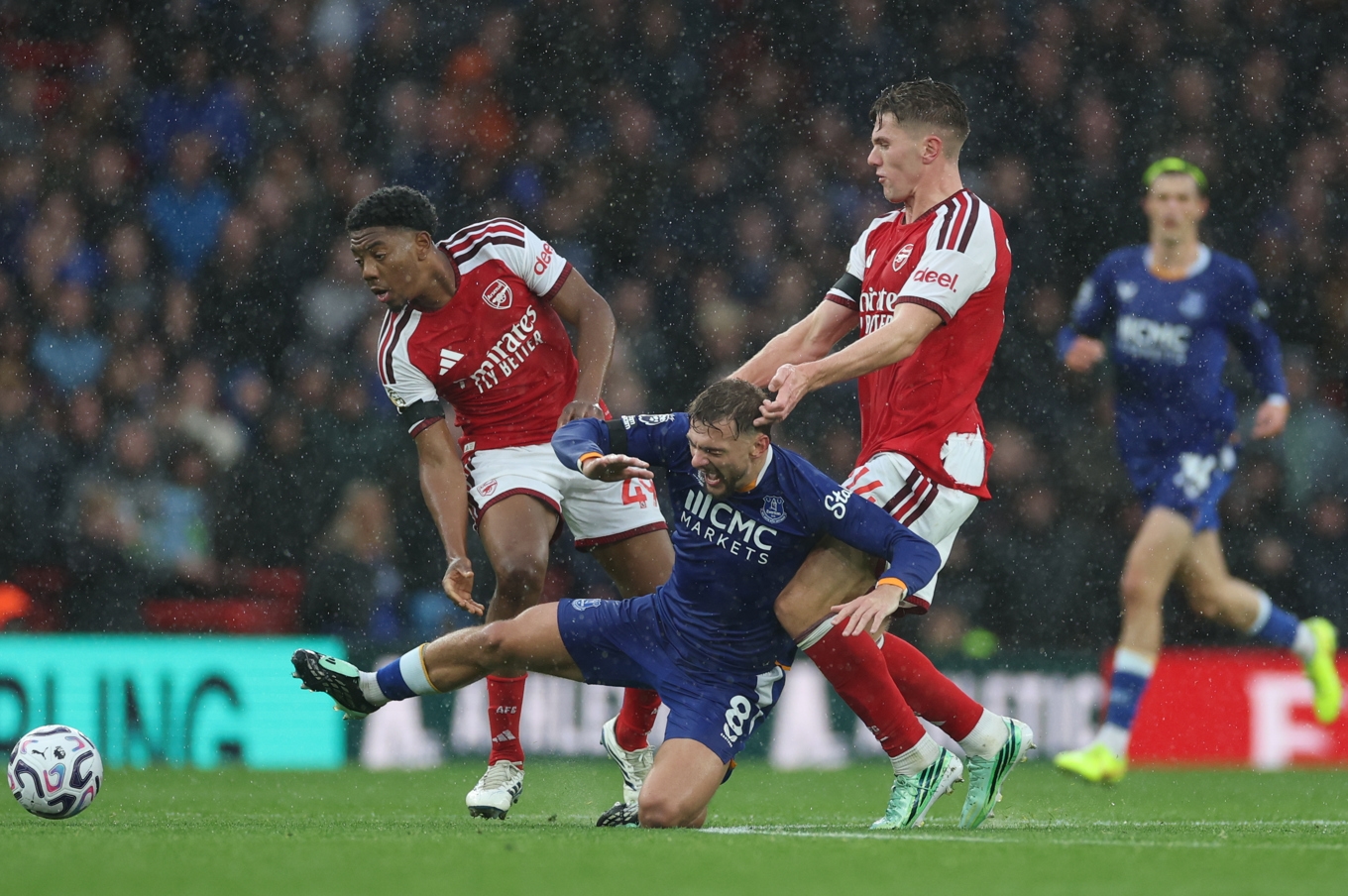 Viktor Gyökeres (till höger) startade för Arsenal hemma mot Everton. Foto: Ian Walton/AP/TT