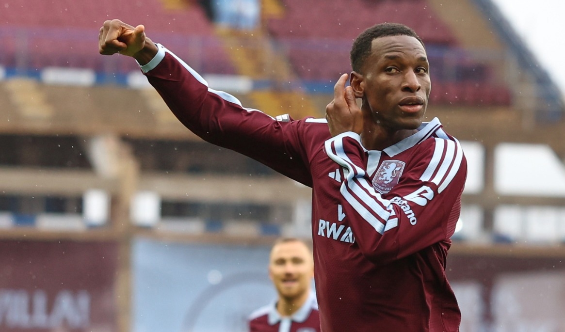 Aston Villas Nicolas Jackson jublar efter sitt första av två mål när det blev en 2–1-seger hemma mot Manchester City. Foto: Morgan Harlow/AP/TT