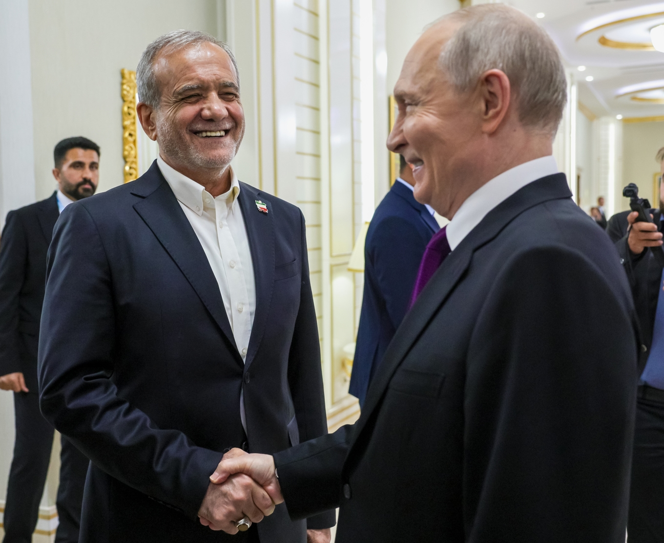 Irans president Masoud Pezeshkian och Rysslands president Vladimir Putin skakar hand under ett möte i Turkmenistan i början av oktober. Snart möts de två igen i Moskva. Foto: Gavriil Grigorov/Sputnik via Kreml/AP/TT