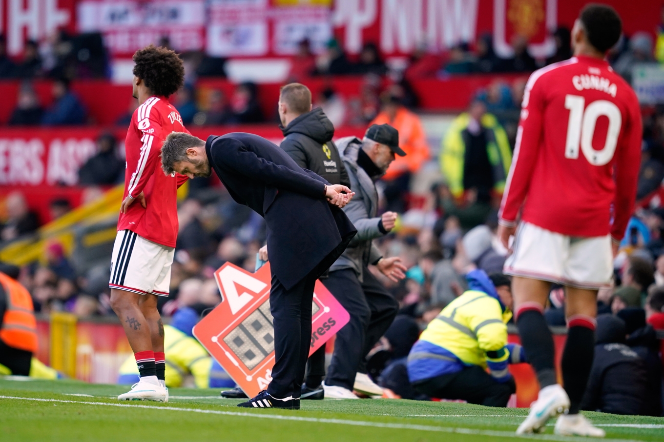 Manchester United-tränaren Michael Carrick under storförlusten hemma mot Bournemouth. Foto: Dave Thompson/AP/TT