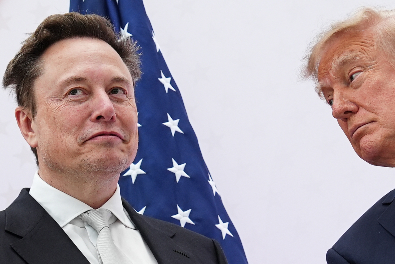 Techmiljardären Elon Musk säger att USA:s styre, som har president Donald Trump i spetsen, kontrollerar vad som händer med Starshield. Bild från tidigare i oktober. Foto: Julia Demaree Nikhinson/AP/TT