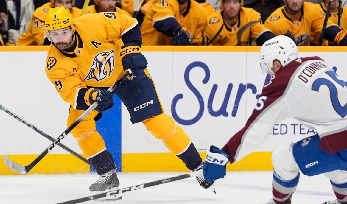 Filip Forsberg (9) passar pucken. Foto: George Walker IV/AP/TT