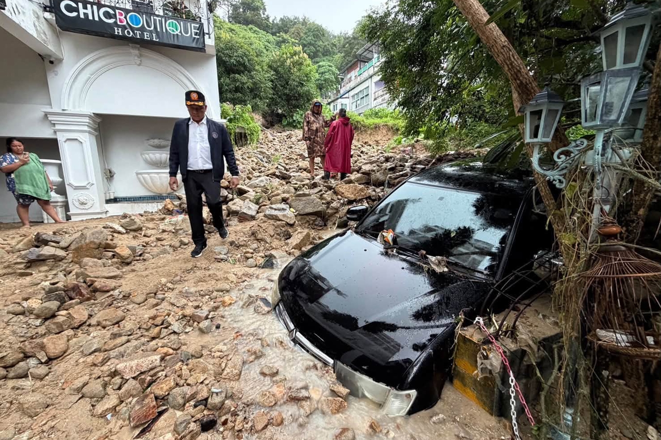 Förödelse på turistön Phuket på måndagen. Foto: Phuket PRD via AP/TT