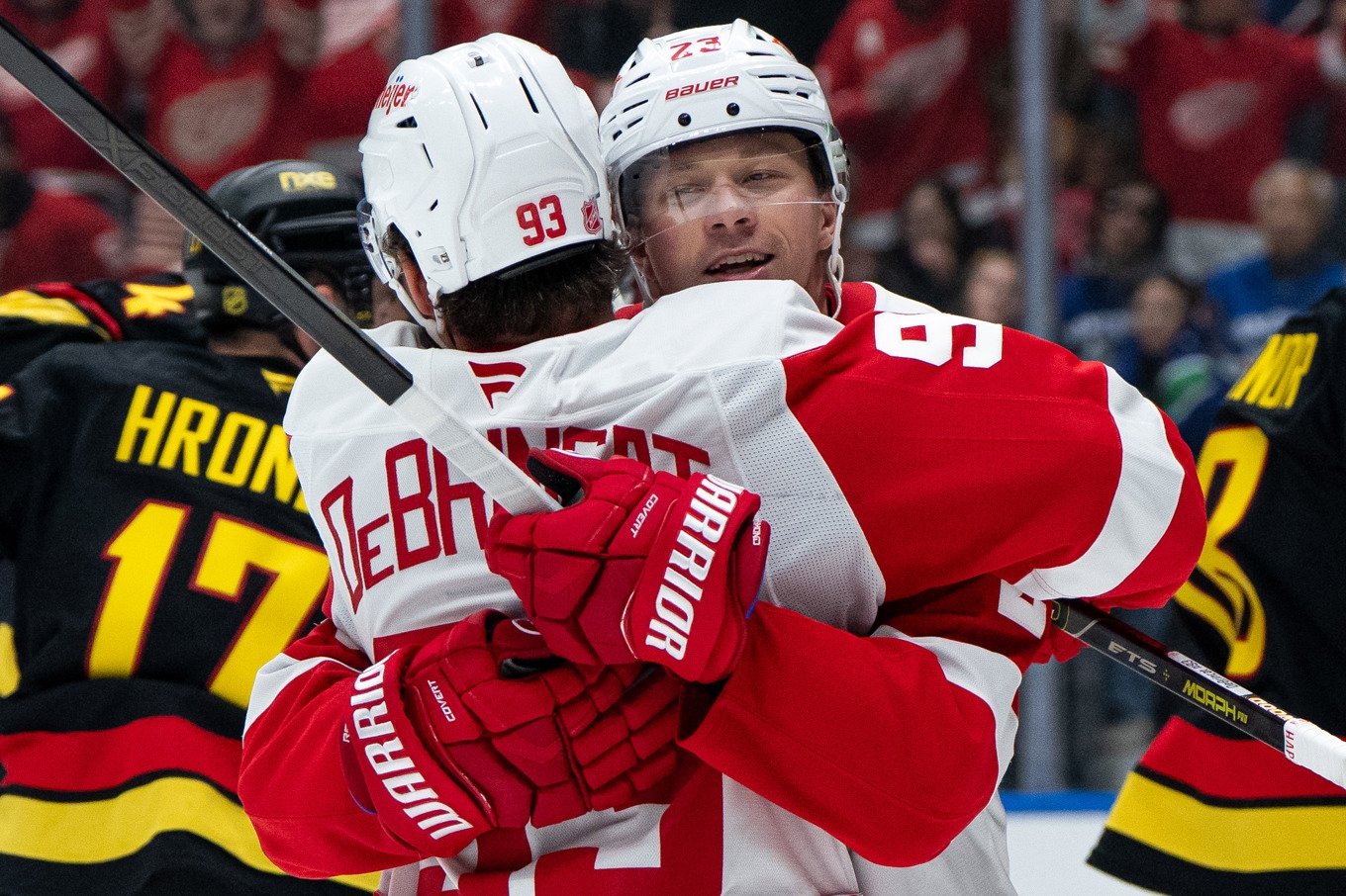 Detroits Lucas Raymond firar ett av målen under nattens segermatch. Foto: Ethan Cairns/AP/TT