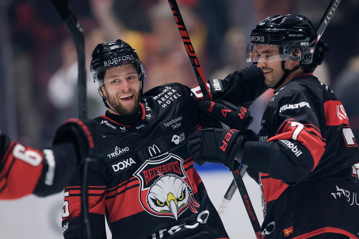 Malmös Oliwer Kaski, höger, och Carl Persson gjorde två mål var mot Linköping. Arkivbild. Foto: Andreas Hillergren/TT
